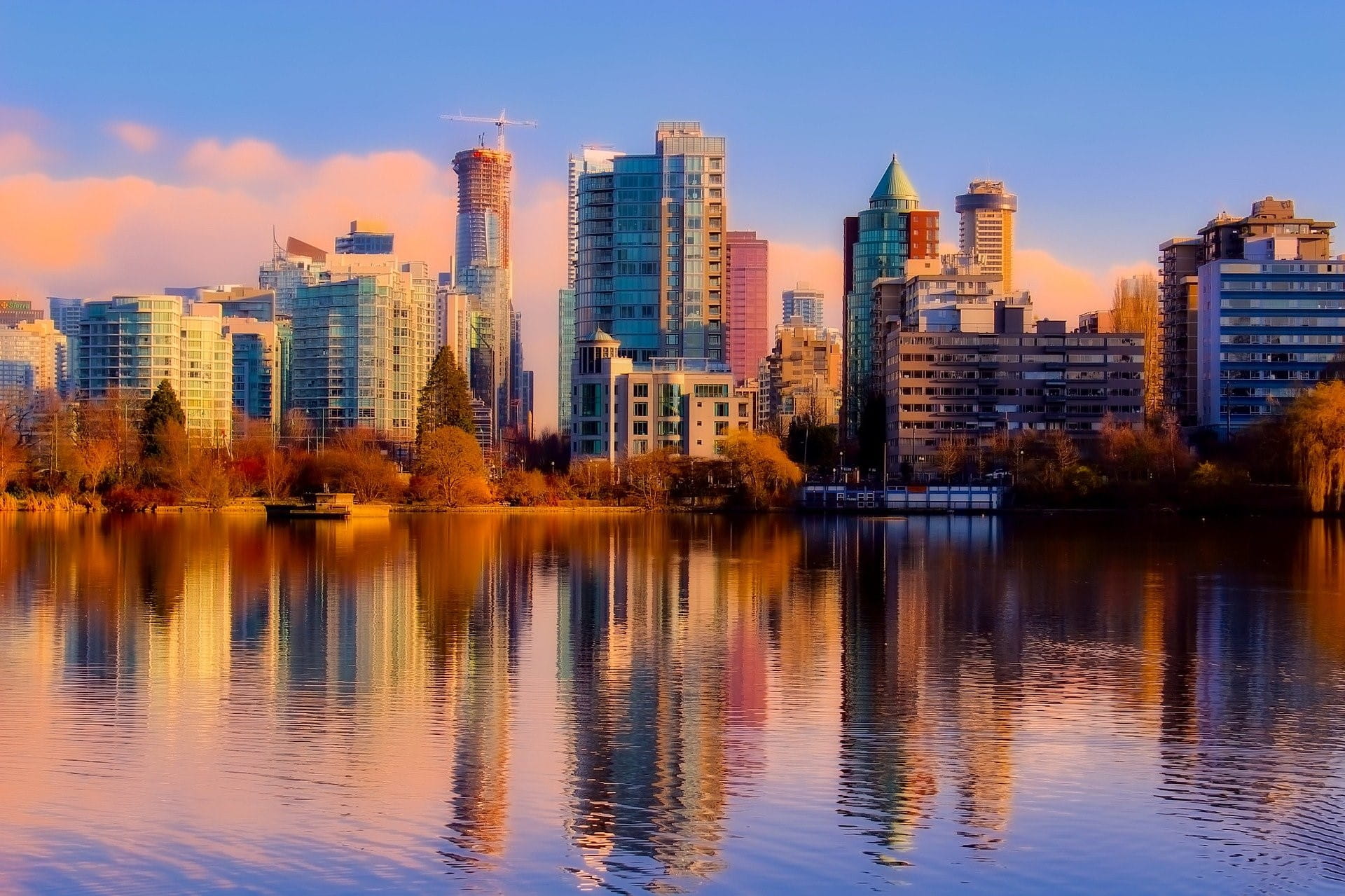 Vancouver im Herbst – im Hintergrund Wolkenkratzer, vorne ein Gewässer.