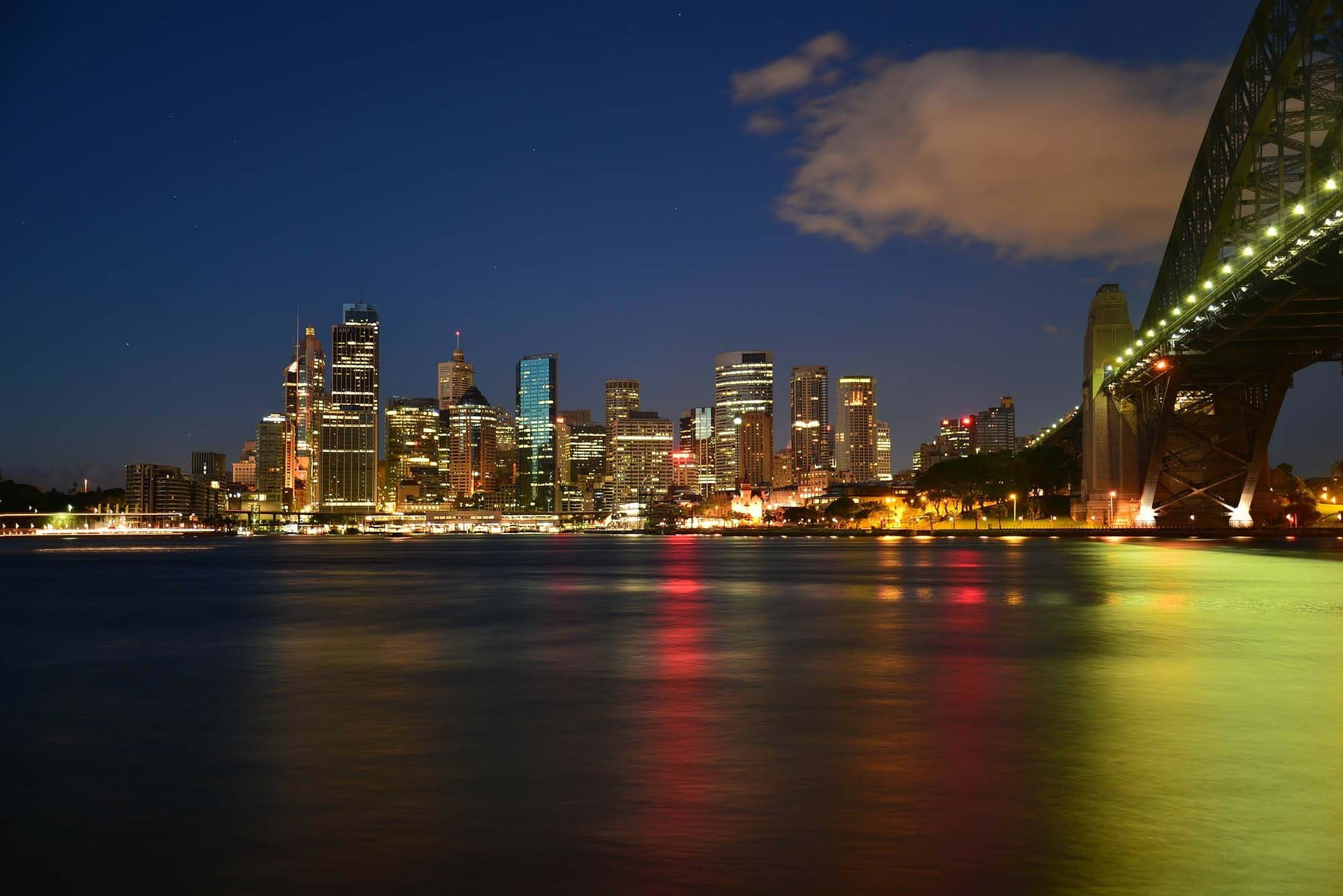 Sydney bei Nacht – ohne dem typischen Oper Wahrzeichen.