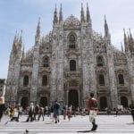 Der Dom in Mailand mit vielen Besuchern.