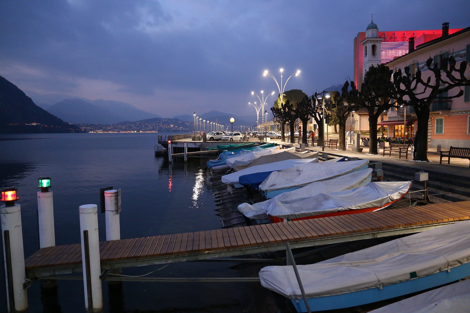 Der Hafen von Campione d´Italia bei Nacht.