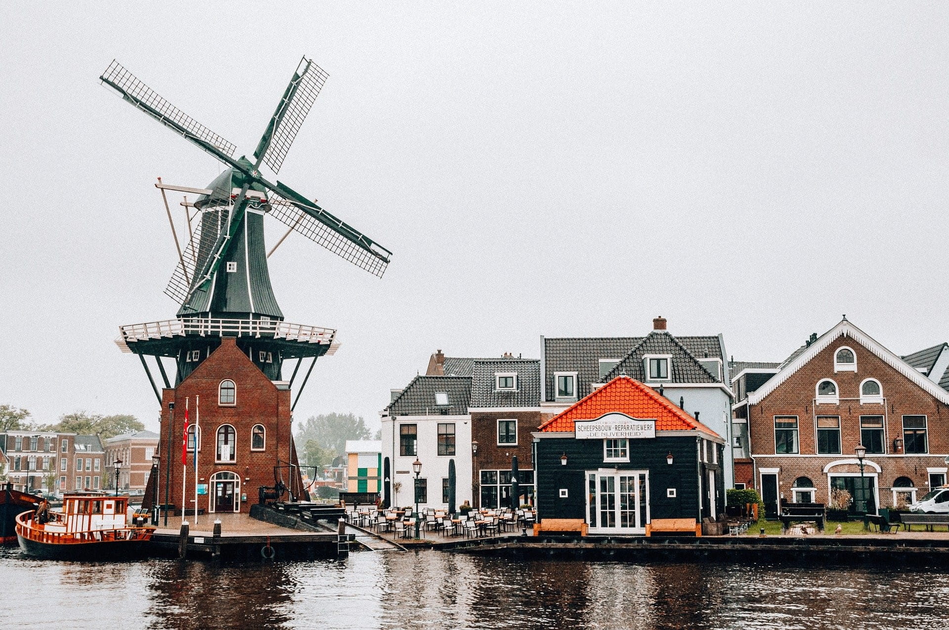 Ein niederländisches Dorf mit Windmühle und kleinen Häusern.