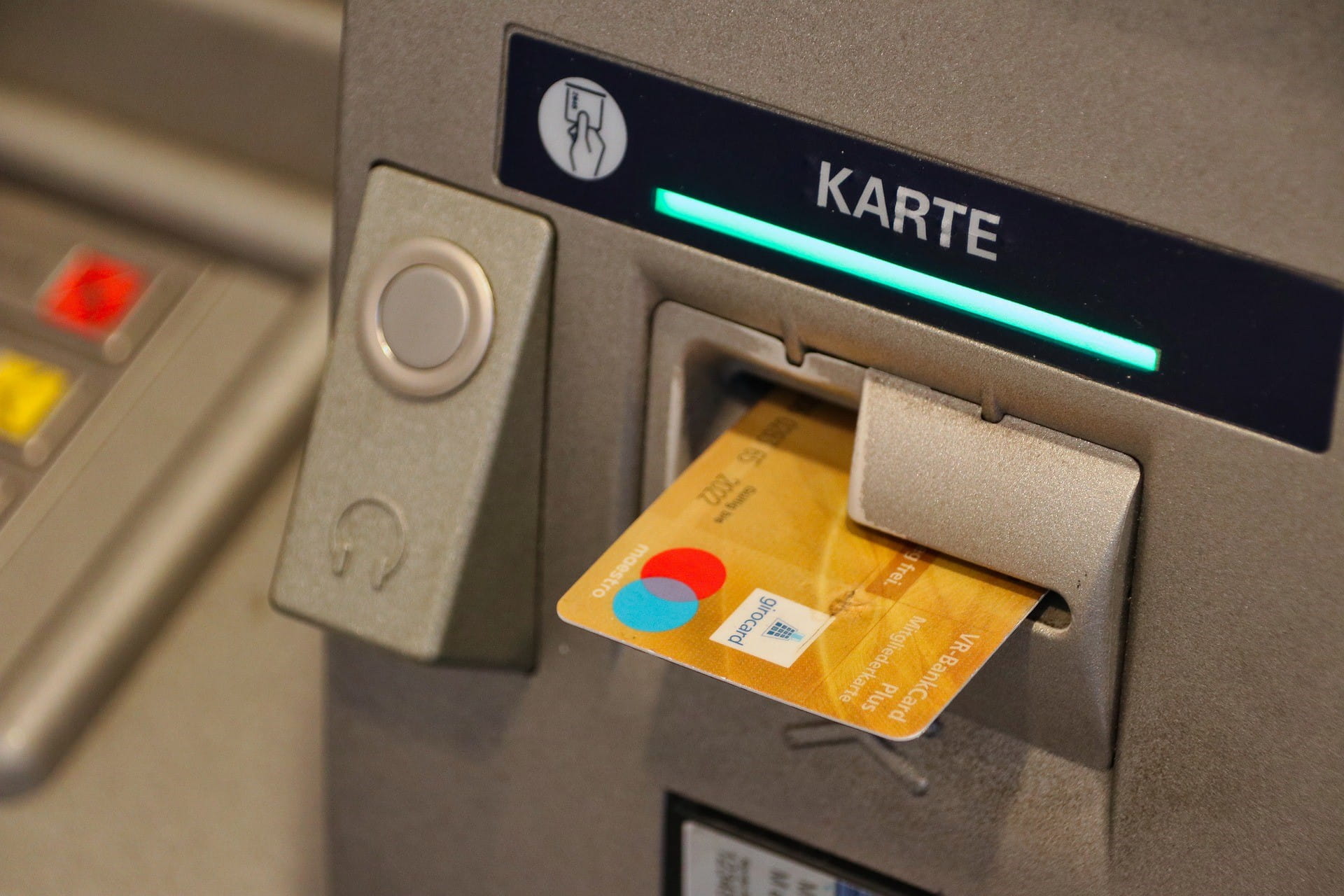 Eine Kreditkarte steckt zur Hälfte in einem Geldautomaten.