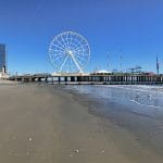 Der Strand von Atlantic City mit seiner typischen Casinoarchitektur und dem Riesenrad.