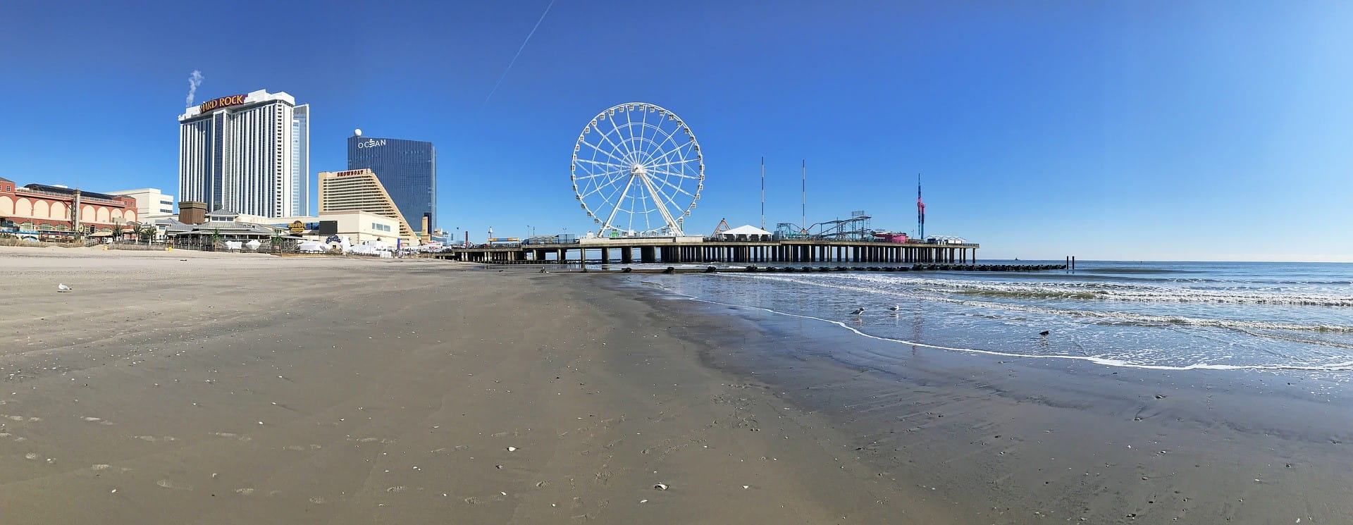 Der Strand von Atlantic City mit seiner typischen Casinoarchitektur und dem Riesenrad.