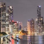 Brisbane bei Nacht: Zahlreiche Wolkenkratzer säumen das Ufer.