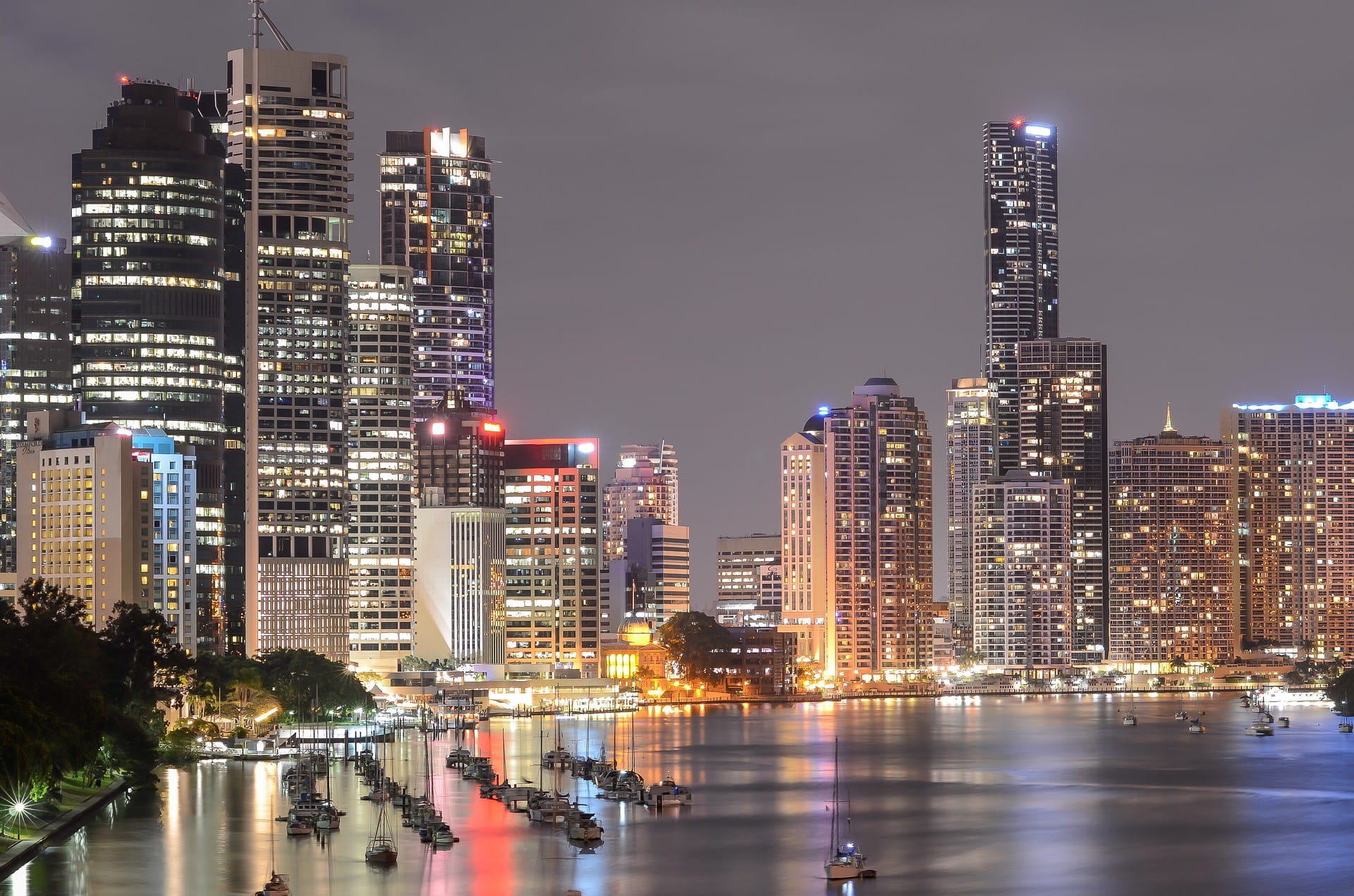 Brisbane bei Nacht: Zahlreiche Wolkenkratzer säumen das Ufer.