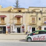 Ein Dorf in Sizilien mit einem Café und einer Pizzeria.