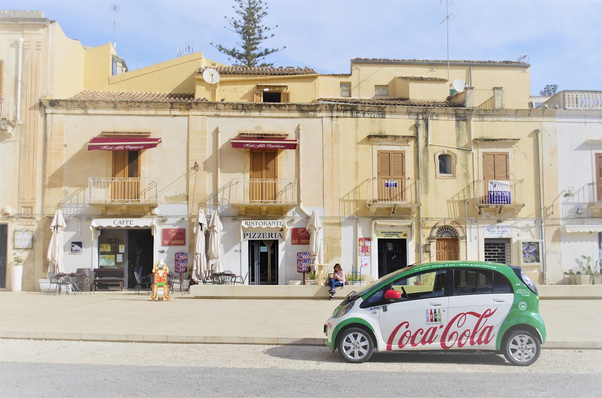 Ein Dorf in Sizilien mit einem Café und einer Pizzeria.