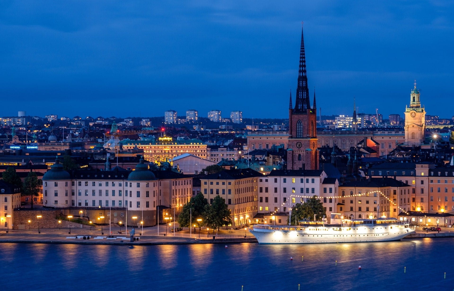 Schwedens Hauptstadt Stockholm bei Nacht.