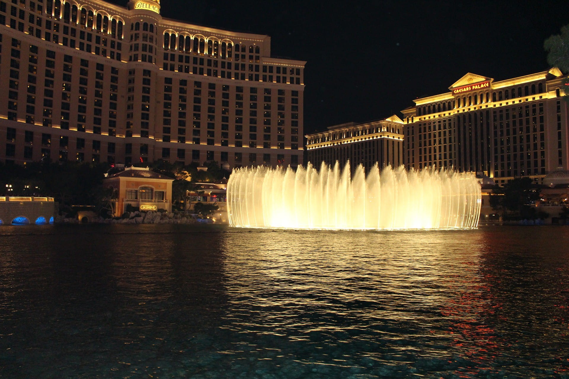Ein Casino-Resort von MGM in Las Vegas bei Nacht mit aktiven Springbrunnen.