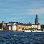 Zwei Kanus paddeln vor der schwedischen Stadt Stockholm im Wasser.
