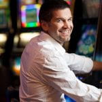 Ein Online Slot mit typischen Casino Symbolen wie der 7 oder dem Bar-Symbol.