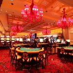 Das Wynn Resort in Las Vegas von innen: Luxuriöse Ausstattung in Form von Kronleuchten und einem riesigen Teppich.