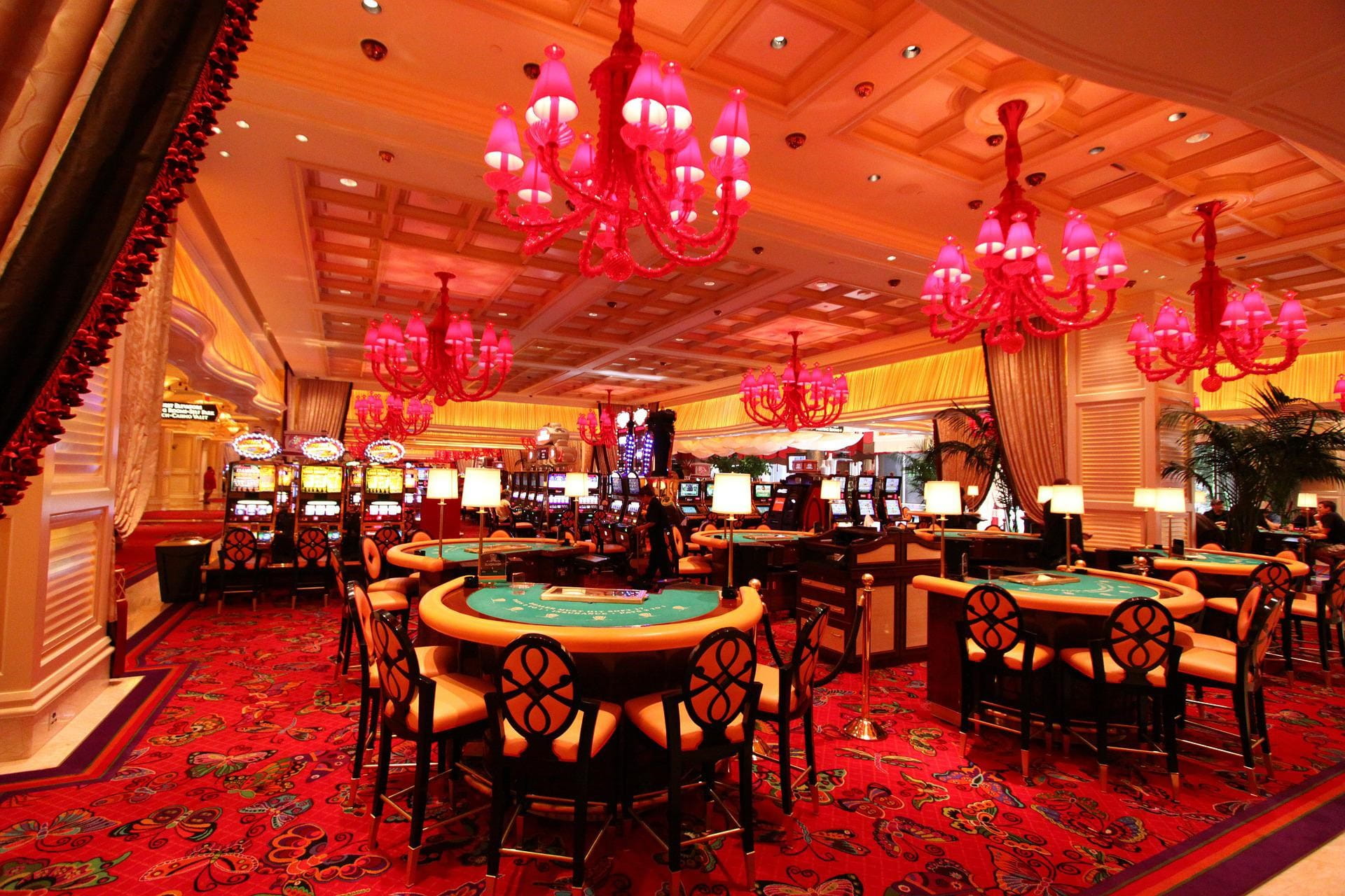 Das Wynn Resort in Las Vegas von innen: Luxuriöse Ausstattung in Form von Kronleuchten und einem riesigen Teppich.