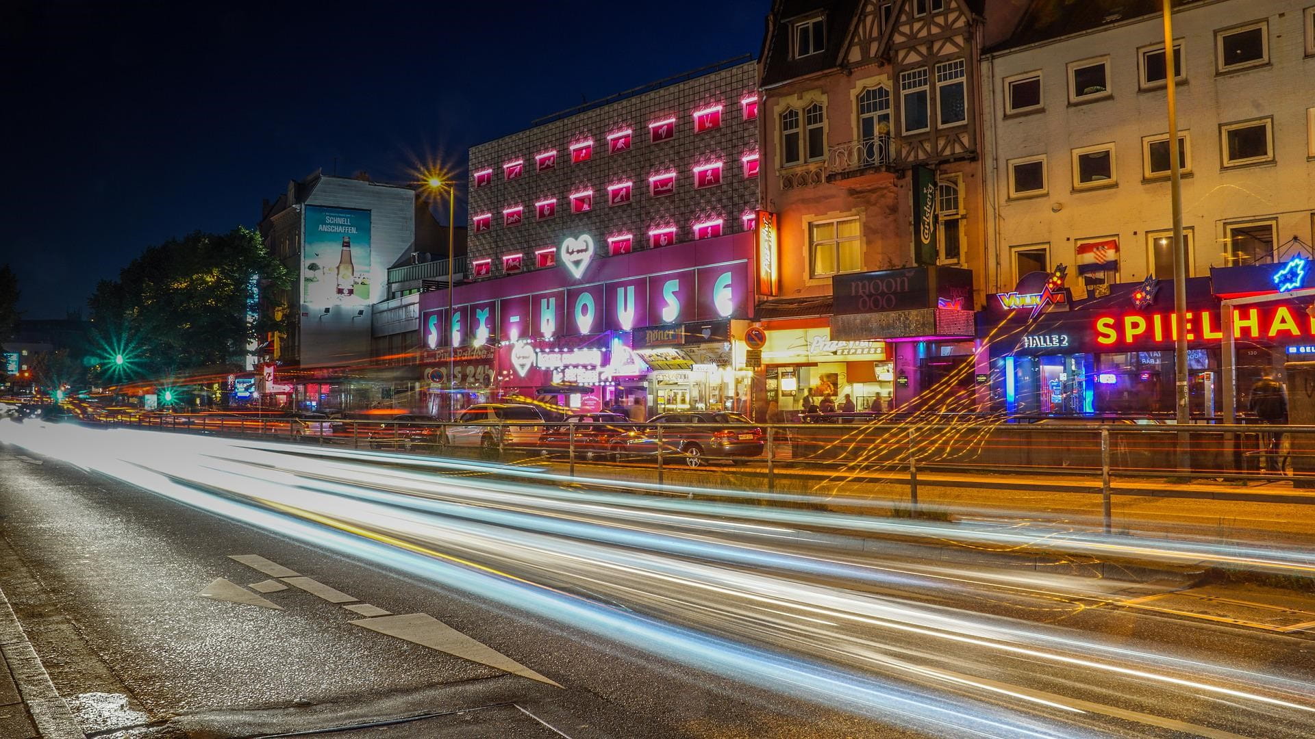 Hamburg bei Nacht – Spielhallen reihen sich aneinander.