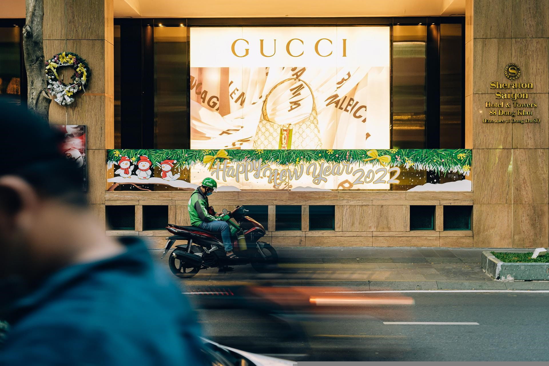 Ein Gucci Werbeplakat im Fenster des Sheraton Saigon Hotels.