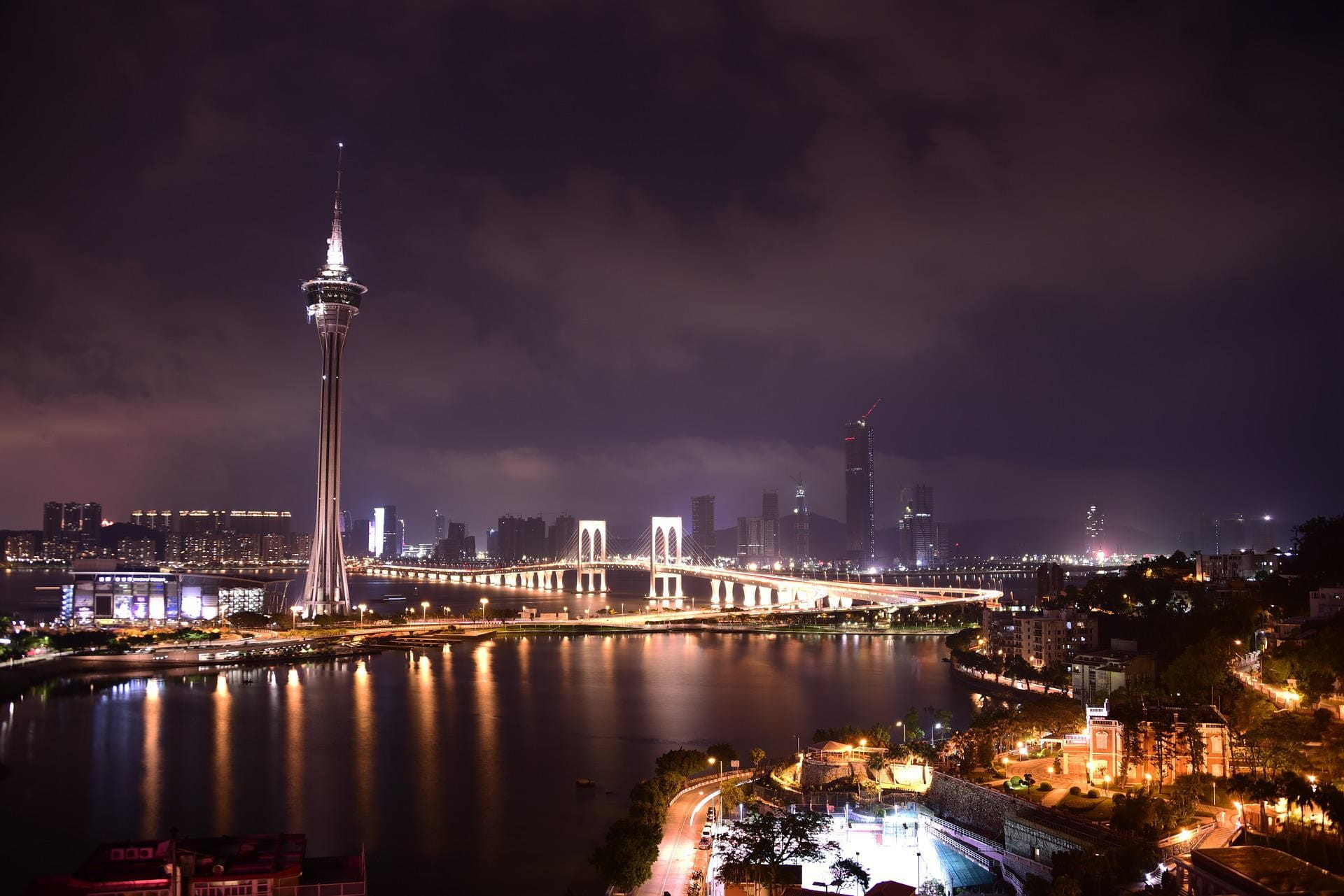 Macau bei Nacht mit seinem beleuchteten Fernsehturm.