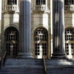 Der Eingang eines Gerichtsgebäudes.