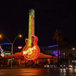 Eines der Hard Rock Cafes bei Nacht – mit einer Riesengitarre als Merkmal.