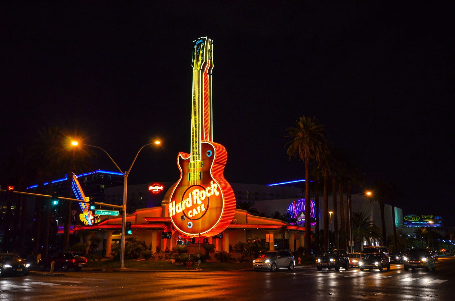 Eines der Hard Rock Cafes bei Nacht – mit einer Riesengitarre als Merkmal.