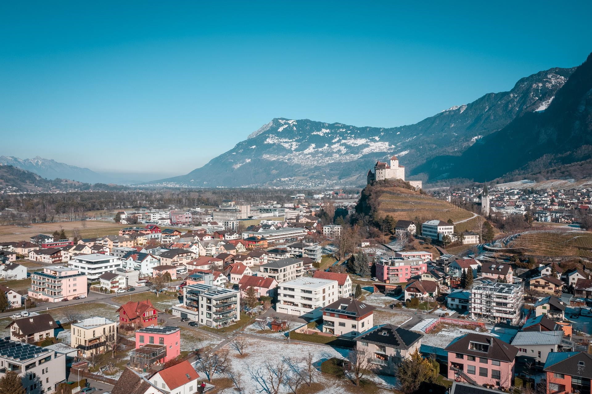Balzers in Liechtenstein mit der Burg im Hintergrund.