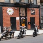 Drei Motorräder stehen vor einer Hells-Angels-Location in New York.