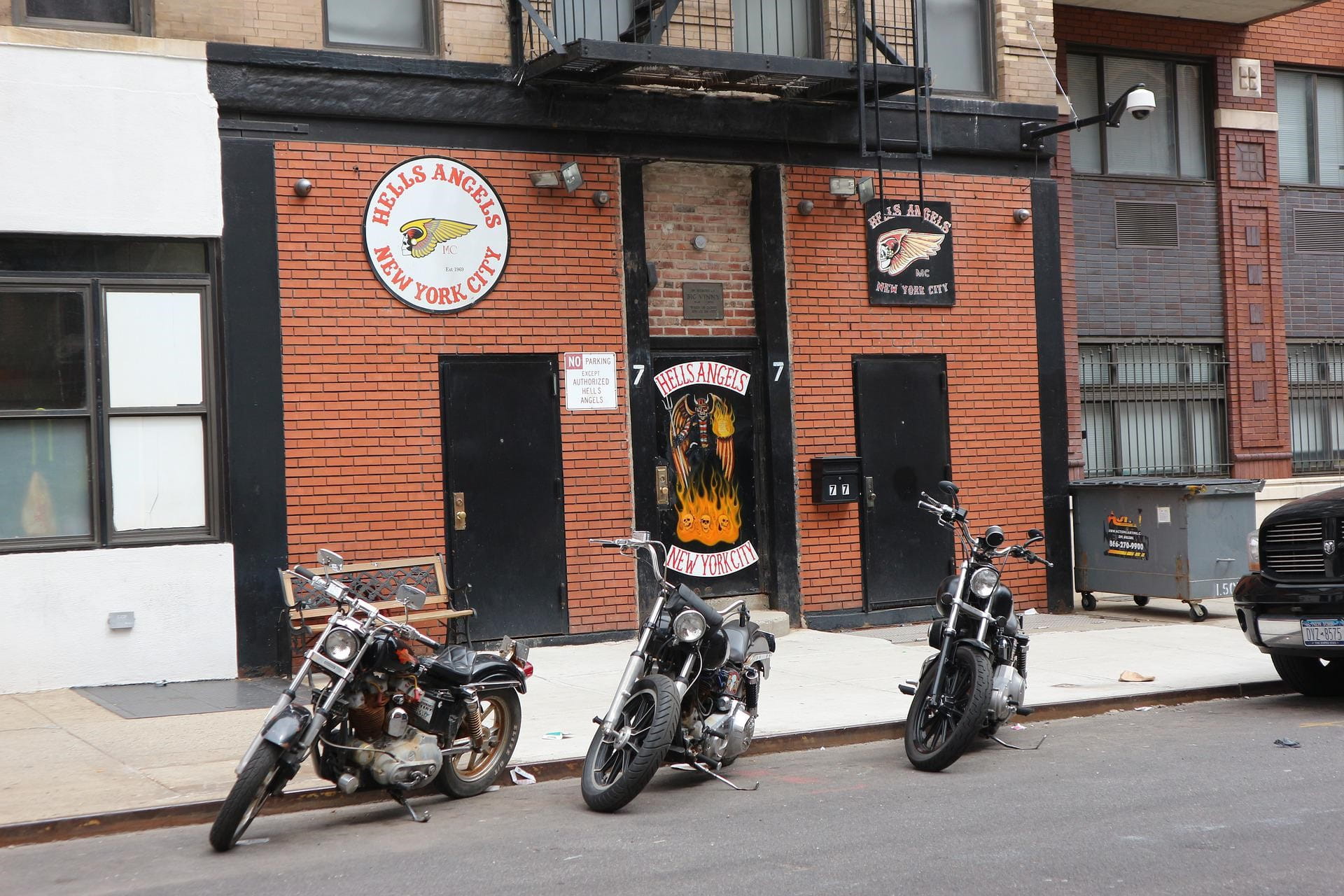 Drei Motorräder stehen vor einer Hells-Angels-Location in New York.