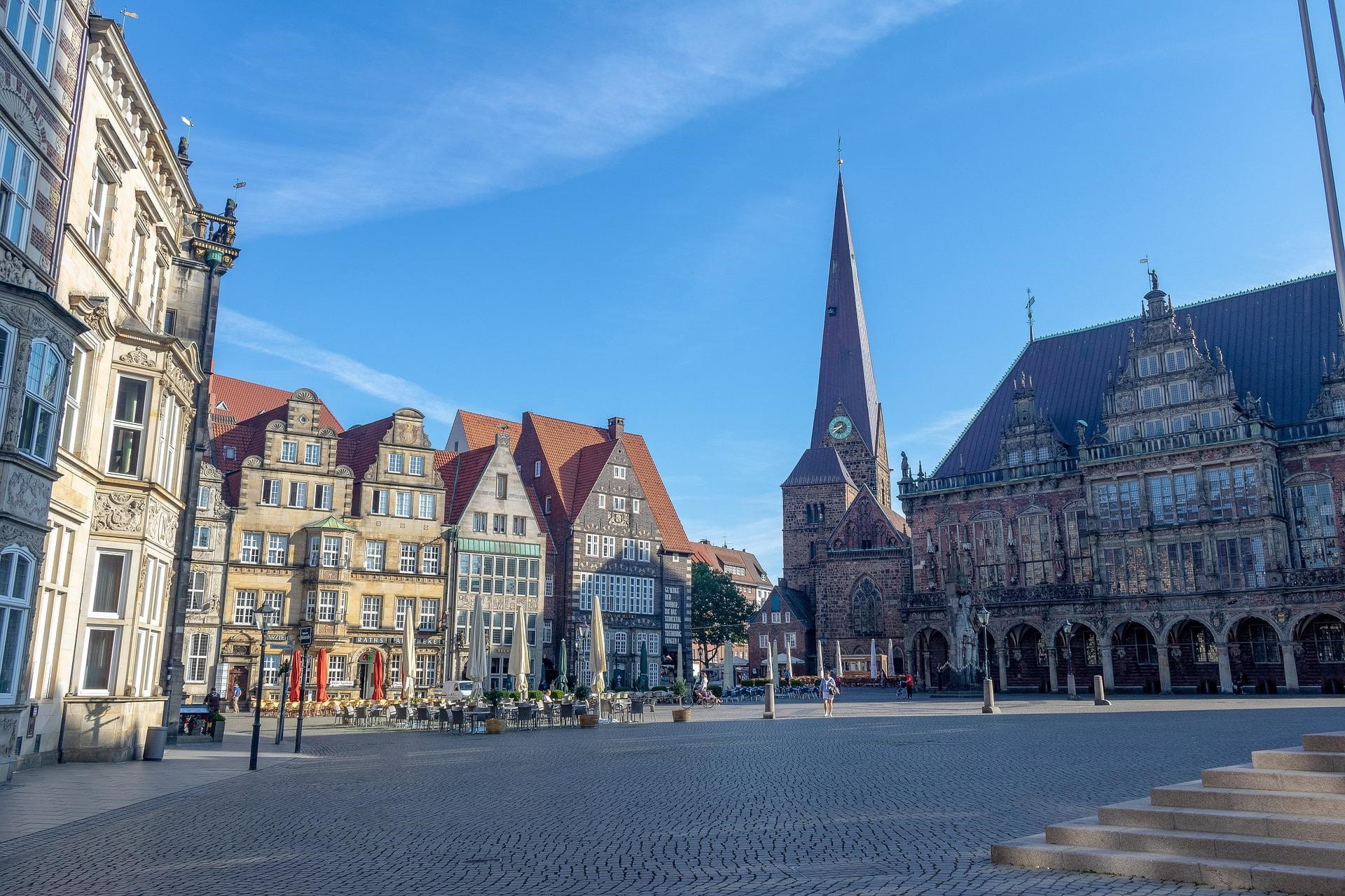 Die Innenstadt Bremens bei strahlend blauem Himmel.