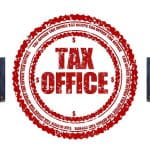 Links und rechts des Schriftzugs „Tax Office“ wird je eine Hand wie eine Schüssel gehalten.