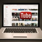 Ein Laptop hat die Startseite von YouTube geladen.