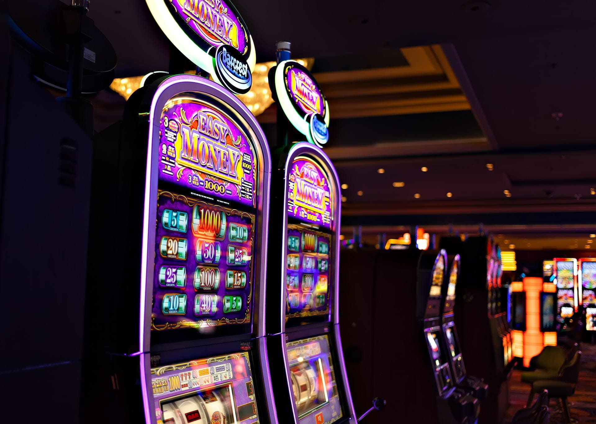 In einem Casino stehen mehrere Spielautomaten paarweise nebeneinander.