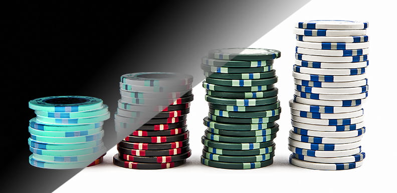 Vier Türme aus Poker-Chips in verschiedenen Farben.