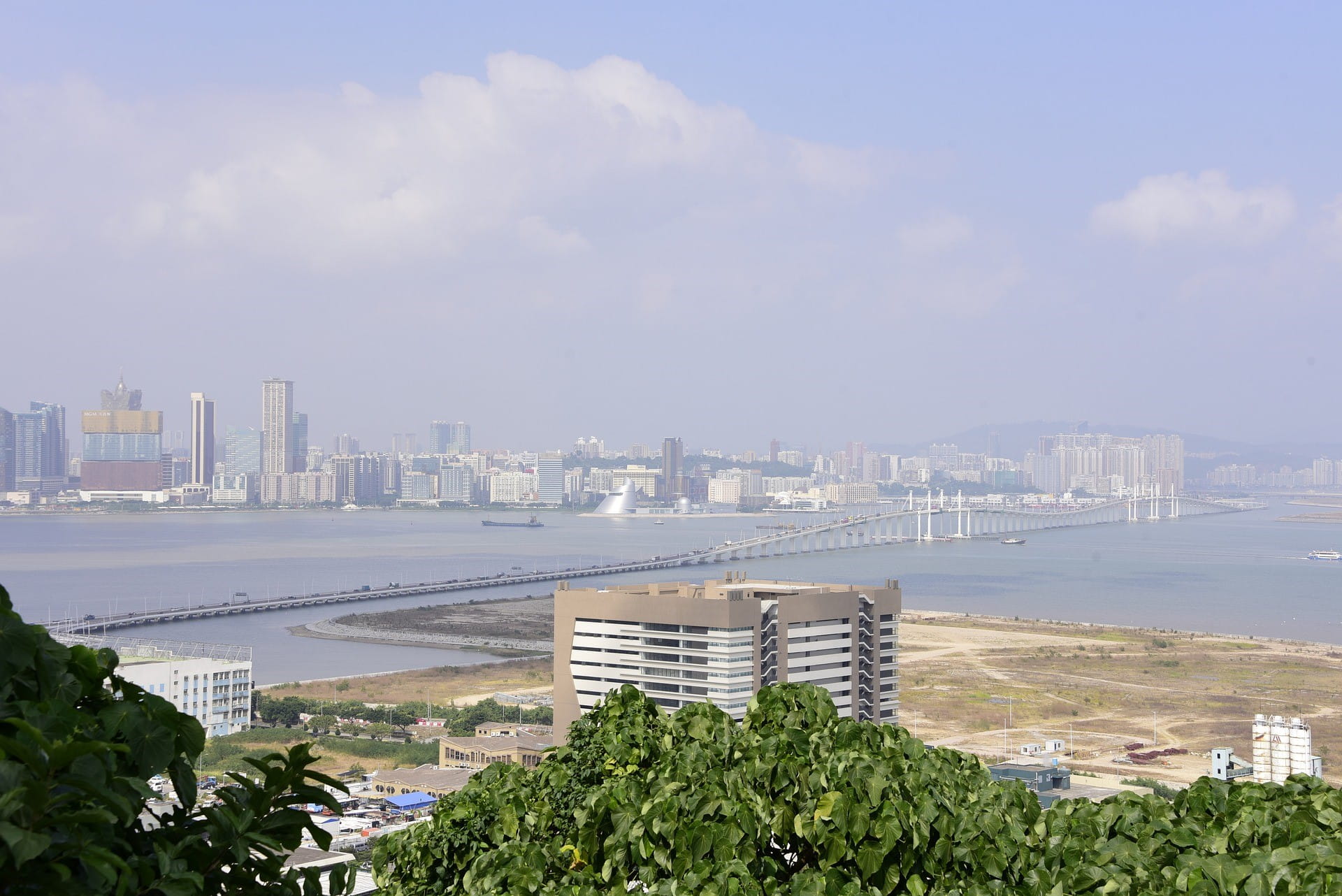 Macau dengan jalan penghubung ke daratan.