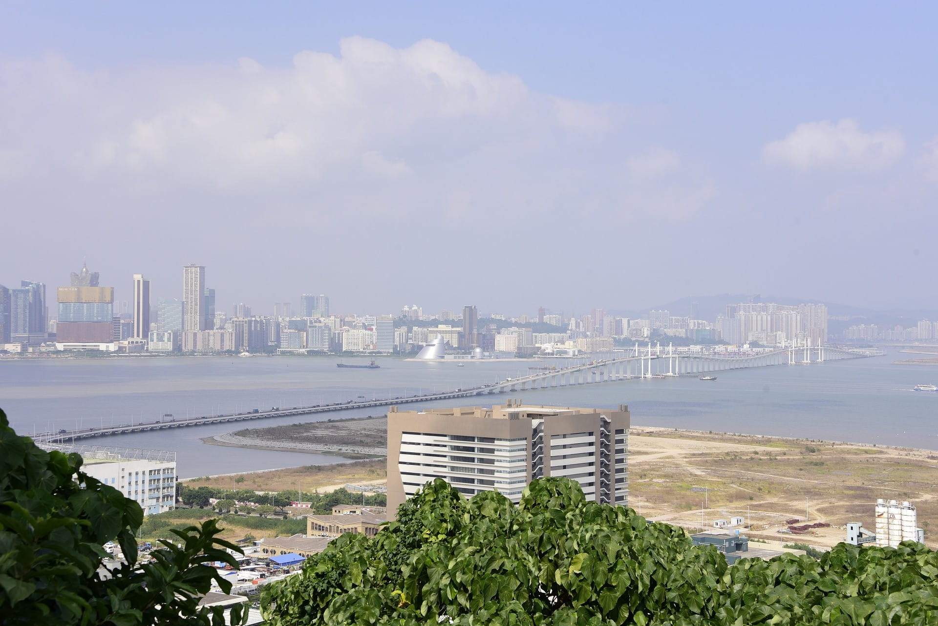 Macau mit der Verbindungsstraße zum Festland.