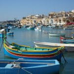 Ein für Malta typisches Fischerdorf direkt am Meer.