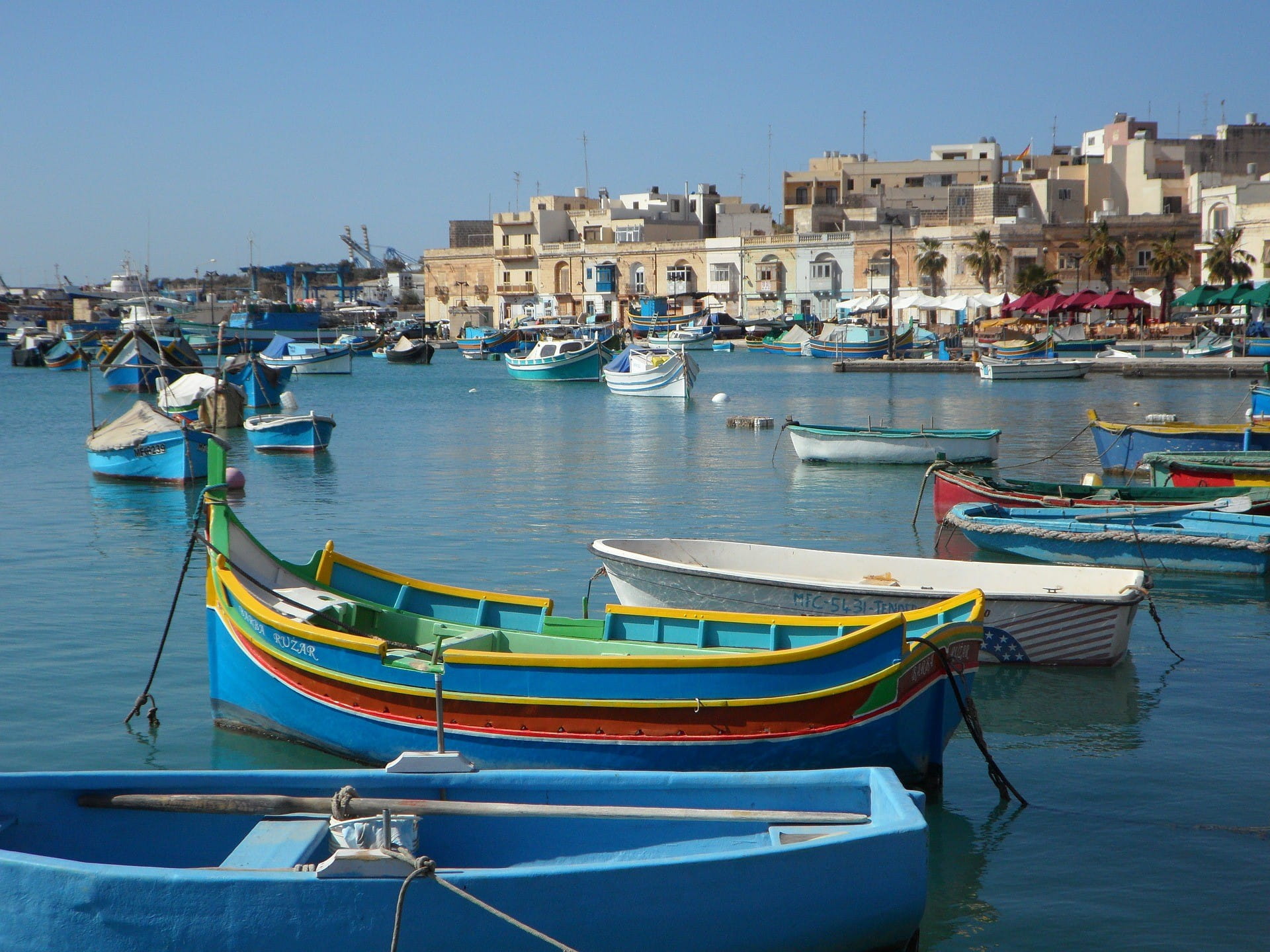 Desa nelayan khas Malta tepat di tepi laut.