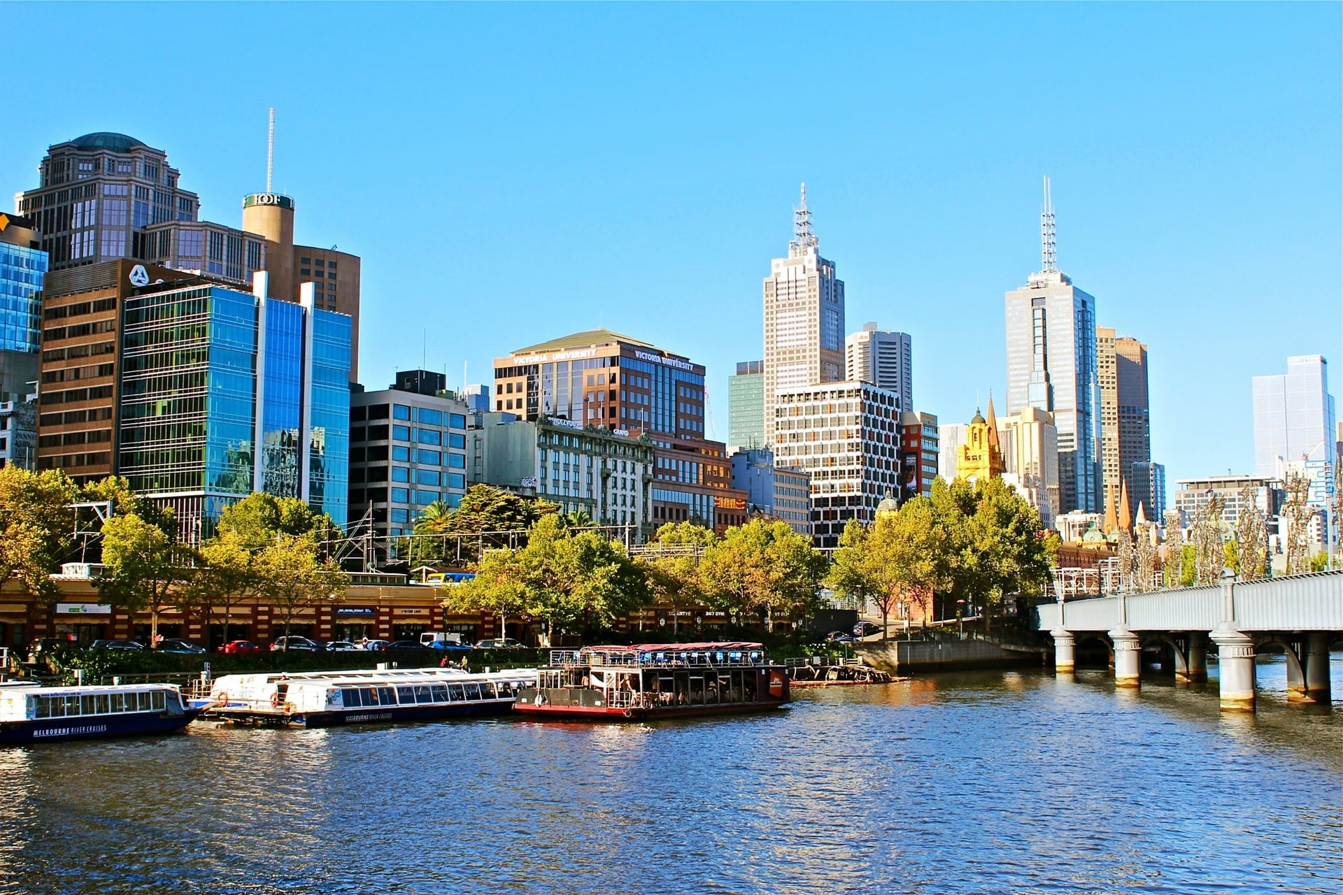 Melbourne: Kleine Schiffe schwimmen vor den typischen Hochhäusern.