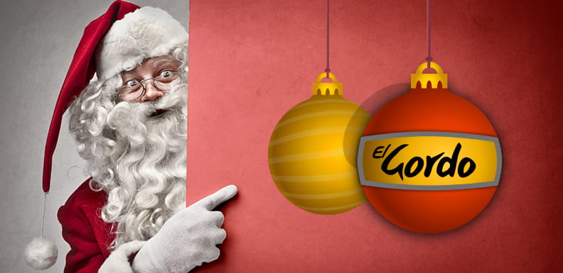 Sinterklas menunjuk ke dua pernak-pernik Natal, salah satunya bertuliskan 'El Gordo'.