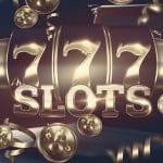 Eine Slot-Walze mit der Glückszahl 7 und vielen Spielchips drumherum.