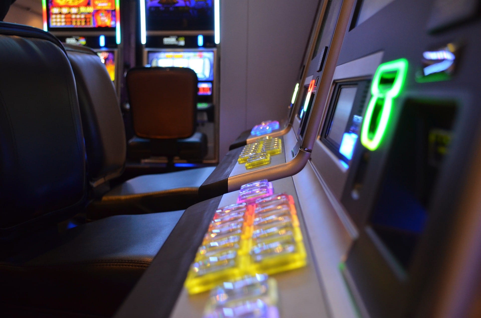 Dua mesin slot berdiri berdampingan di sebuah arcade.