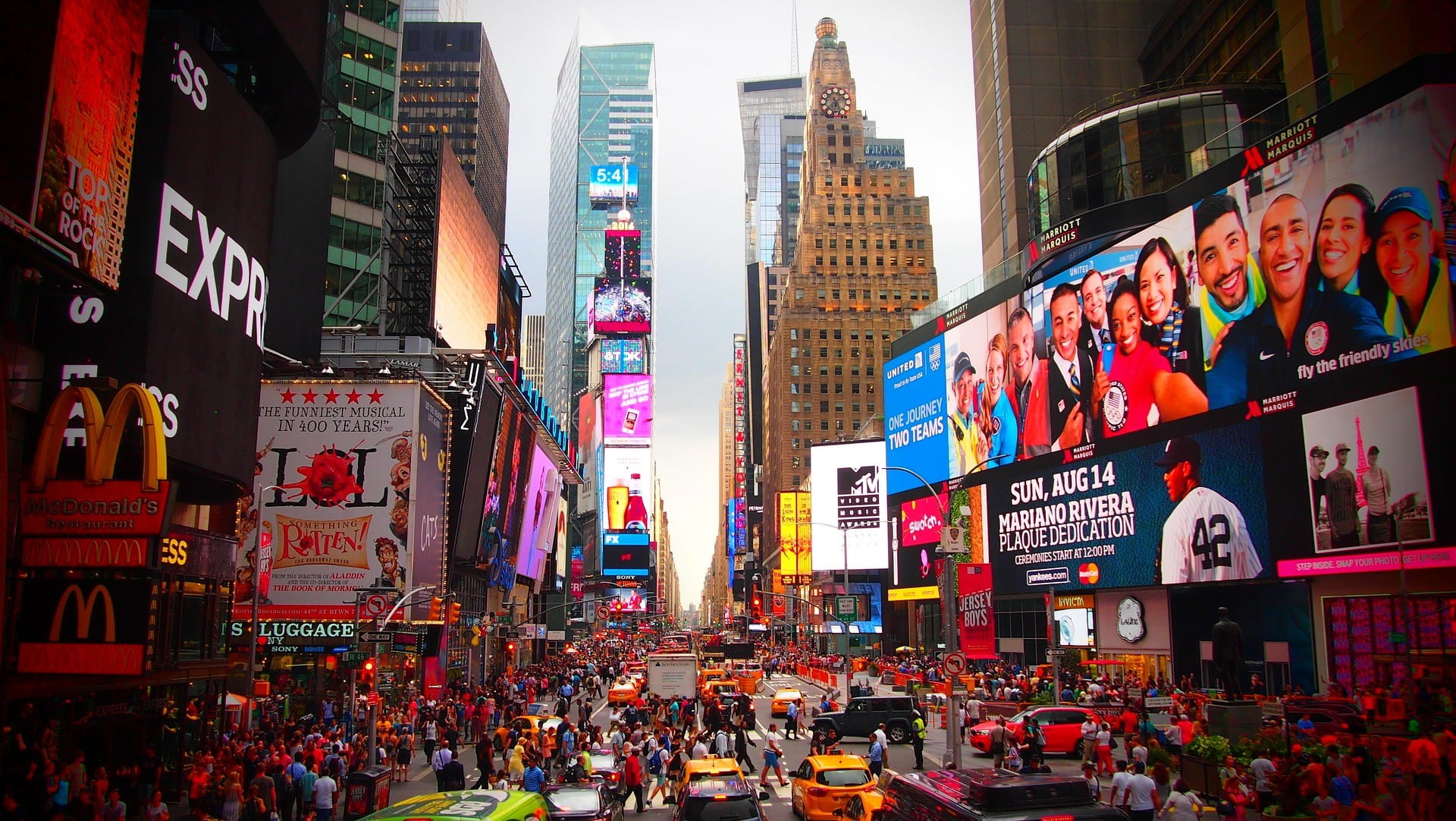 Times Square yang sibuk di Manhattan, New York.