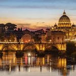 Der Petersdom in Rom mit dem davor liegenden Tiberfluss.