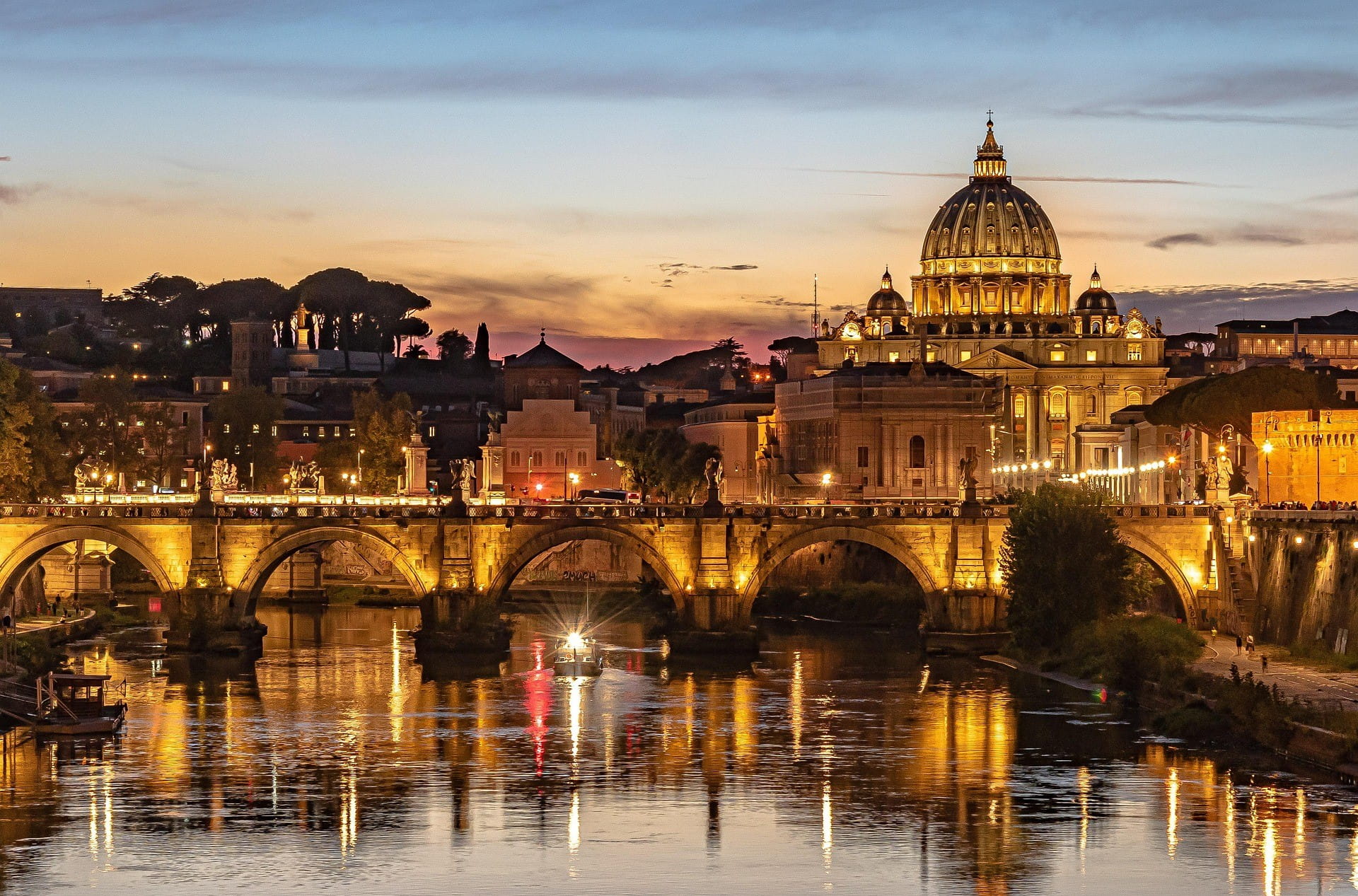 Basilika Santo Petrus di Roma dengan sungai Tiber di depannya.