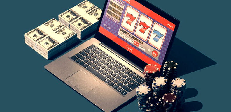 Ein Laptop, auf dem ein Spielautomat abgebildet ist, daneben Geldscheine und Spielchips.