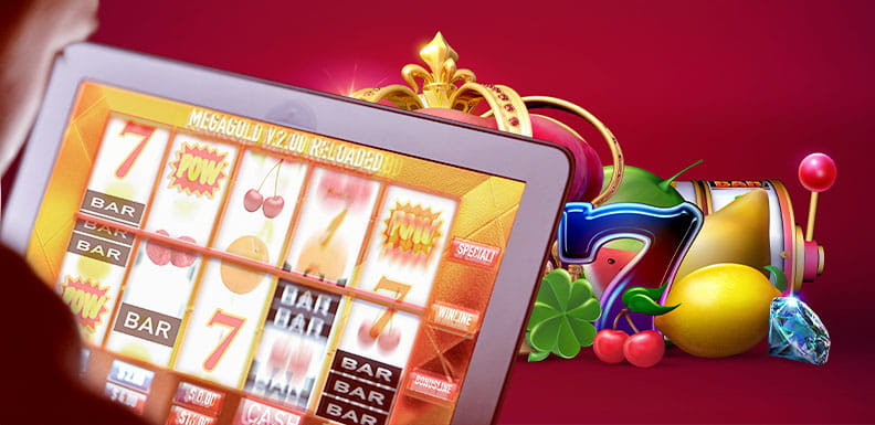 Ein Slot-Spiel auf einem Tablet, dahinter typische Symbole wie die 7, Kirschen oder ein Kleeblatt.