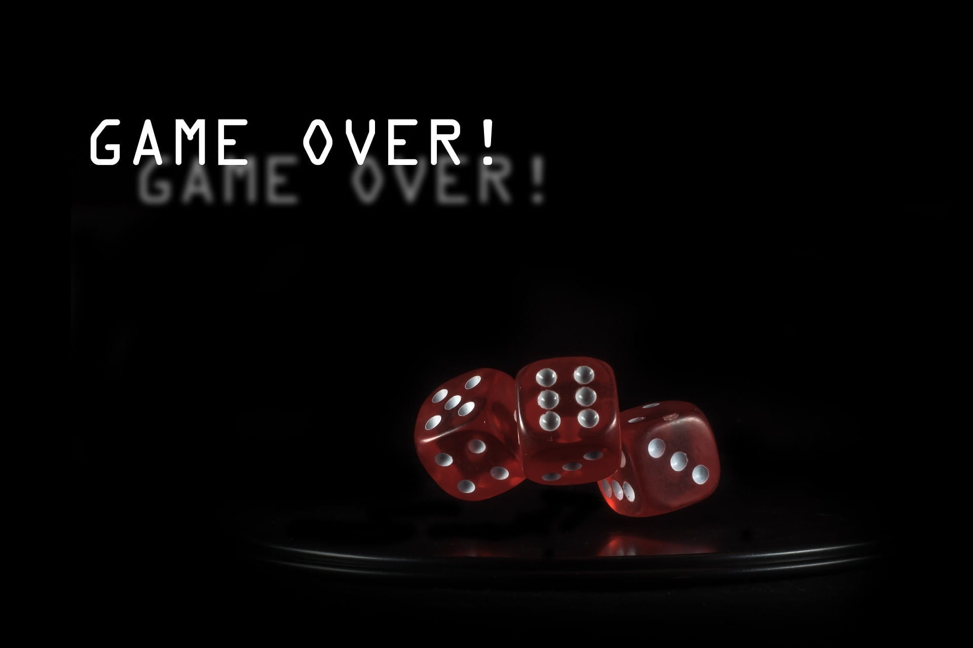 Kata Game over melayang di atas tiga kubus merah.