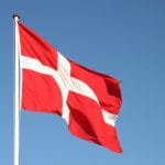 Die dänische Flagge weht im Wind.