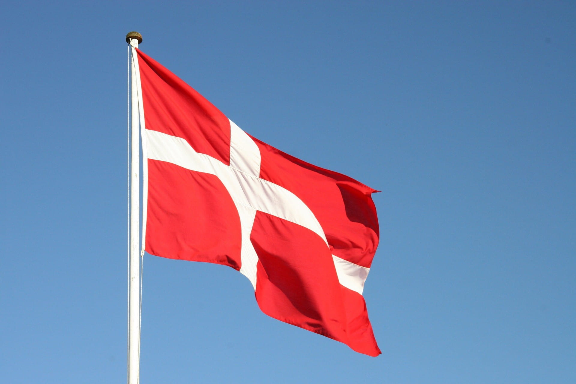 Bendera Denmark melambai tertiup angin.
