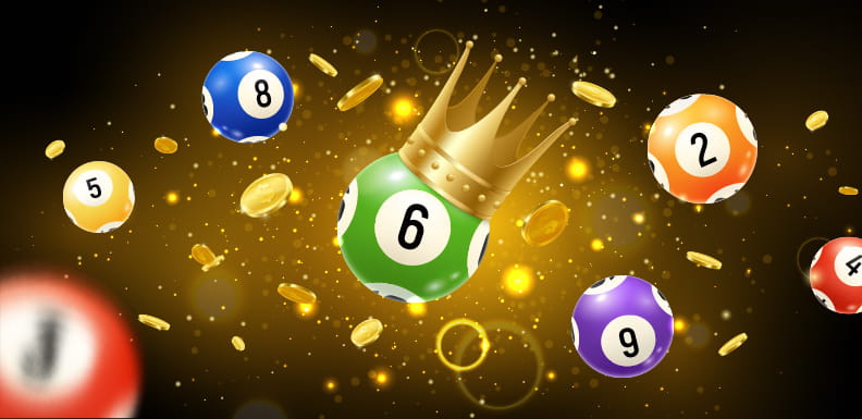 Verschiedene Lottokugeln, auf einer ist eine goldene Krone.