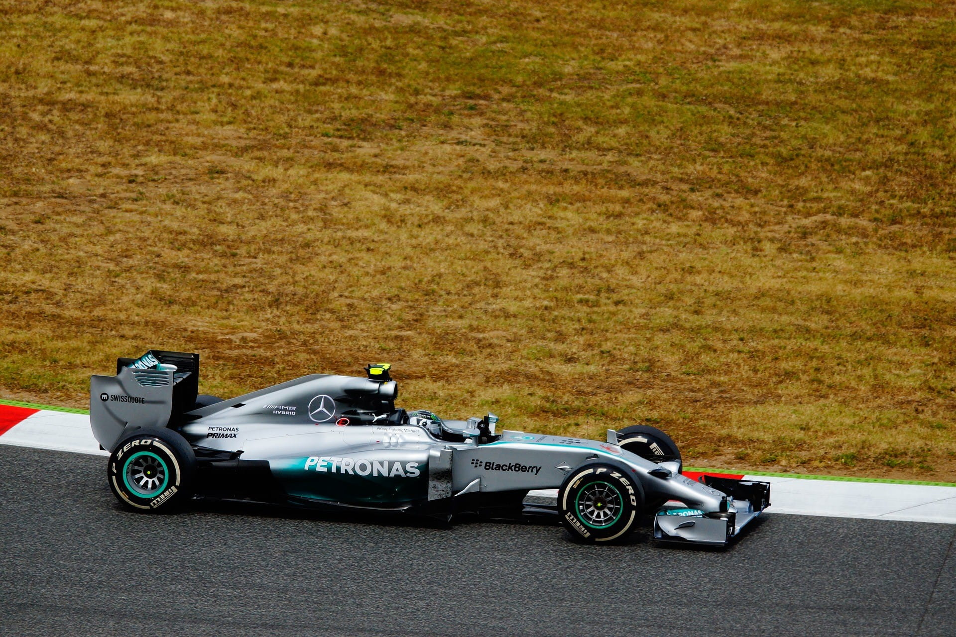 Mobil balap Mercedes dengan iklan dari sponsor.